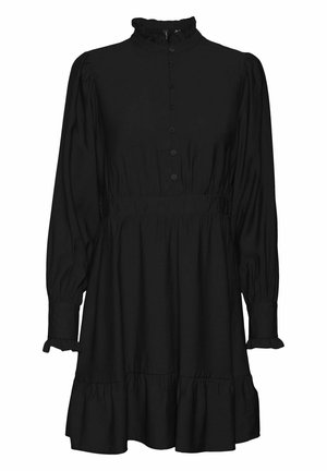 Sort kjole med høj flæset krave, lange ærmer, knaplukning foran og en samlet talje. Har en svajet nederdel med flæset kant.