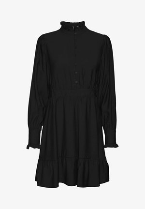 Sort kjole med høj flæset krave, lange ærmer, knaplukning foran og en samlet talje. Har en svajet nederdel med flæset kant.