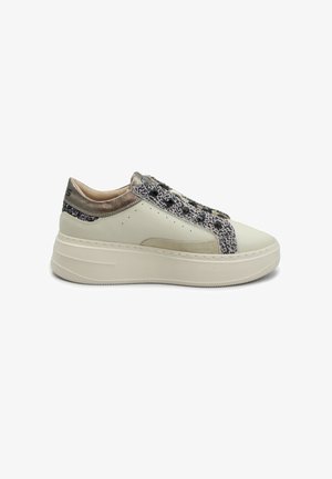 Sneakers platform con un'esterno in pelle beige liscia, dettagli metallici e stampa animale sui lati. Suola in gomma testurizzata.