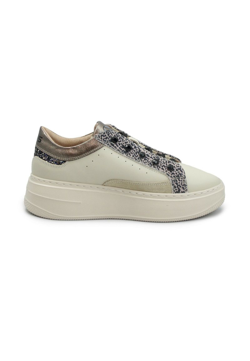 Sneakers platform con un'esterno in pelle beige liscia, dettagli metallici e stampa animale sui lati. Suola in gomma testurizzata.