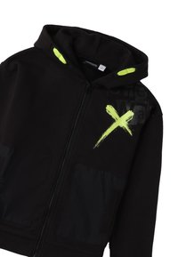 Sudadera negra con cremallera frontal, acentos en verde neón en la capucha y dos bolsillos en el pecho. Presenta un diseño gráfico texturizado en la parte delantera.