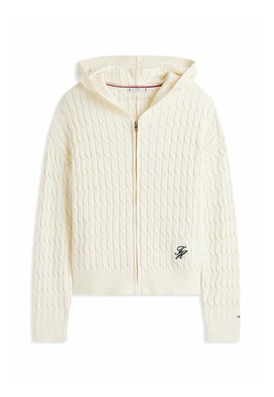 Cremefarbener Strickkapuzenpullover mit Reißverschluss, gerippten Bündchen und Saum, einer Kapuze und schwarzen bestickten Initialen auf der unteren Vorderseite.