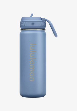 Plava izolirana boca za vodu s poklopcem sa slamkom na preklop i logotipom "lululemon" ispisanim okomito na tijelu.
