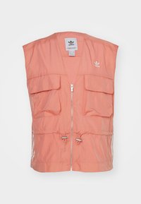 Korallrosa ärmlös Adidas-väst med framsidans dragkedja, två fickor med lock, justerbara dragskor och vit Adidas-logotyp på bröstet.