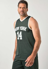 Camiseta de baloncesto verde con ribete blanco que presenta "NEW YORK" y el número "14" impresos en blanco. Hecha de material de malla transpirable.