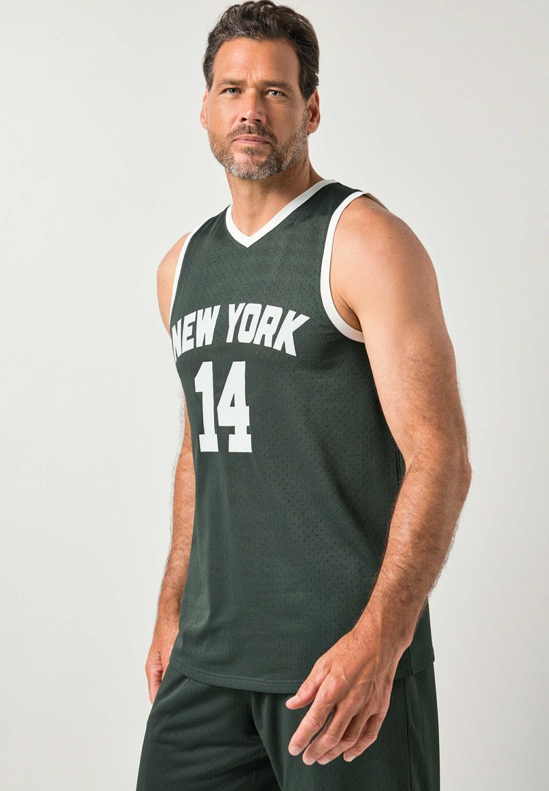 Camiseta de baloncesto verde con ribete blanco que presenta "NEW YORK" y el número "14" impresos en blanco. Hecha de material de malla transpirable.