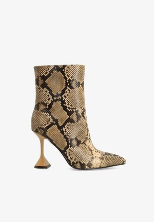 sacha, GRÜNE STIEFELETTEN MIT TRICHTERABSATZ - Bottines à talons hauts - beige