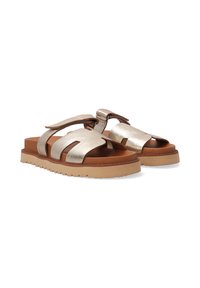 Metallic sølv sandaler med et bredt stropdesign og brun gummisål. Har en justerbar spænde og tekstureret overdel. Flad, afslappet stil.