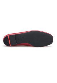 Rote Schuhsohle mit einer glatten schwarzen Gummisohle. Verfügt über einen kontrastierenden roten Akzent an der Ferse und ein geprägtes Logo. Abgerundete Zehenform.