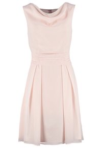 Robe rose pâle sans manches avec un col bénitier, taille cintrée avec des détails plissés, et une jupe évasée longueur genou.
