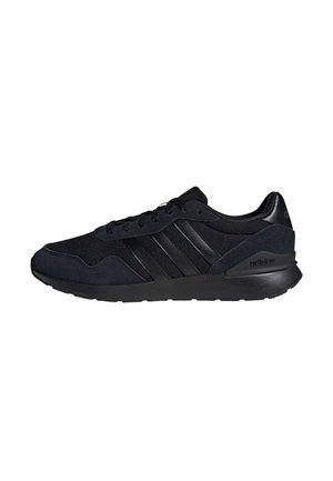 Schwarze Sportschuhe mit Obermaterial aus Mesh und Wildleder, drei markante Streifen an der Seite, gepolsterte Sohle und tonales Branding an der Ferse.