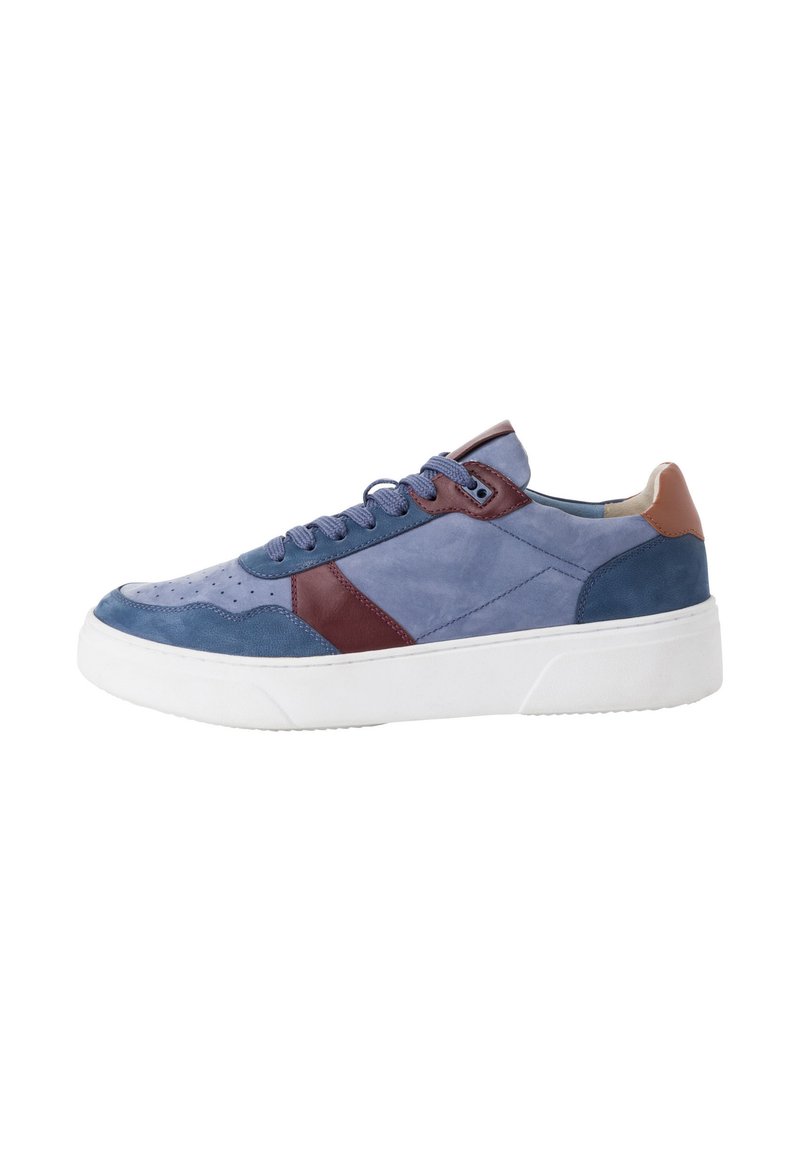 Adidași din suede albastru cu accente roșii închise, vârful rotund, talpă din cauciuc alb și șireturi plate; prezintă perforații pe vârf și pe panourile laterale.