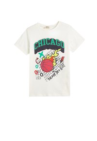 Hvid bomuld T-shirt med "CHICAGO" grafik, rød basketball med flammer og farverige doodles på fronten. Korte ærmer og rund halsudskæring.