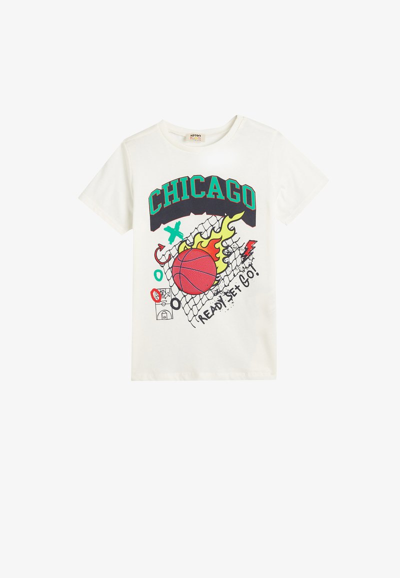 Hvid bomuld T-shirt med "CHICAGO" grafik, rød basketball med flammer og farverige doodles på fronten. Korte ærmer og rund halsudskæring.