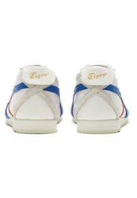 Białe skórzane sneakersy z niebieskimi i czerwonymi akcentami. Charakteryzują się szytym wzorem, teksturowanym piętą oraz złotym napisem "Tiger" z tyłu.