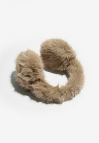 Mākslīgo kažokādu ausu sildītāji gaisā bežā krāsā, ar mīkstiem noapaļotiem galiem un izliektu, cieši pieguļošu dizainu, lai nodrošinātu siltumu un komfortu.