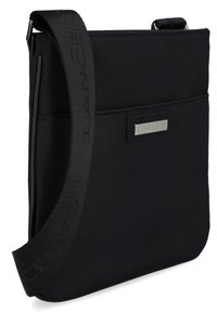 Czarna torba na ramię wykonana z trwałego nylonu o gładkiej teksturze, z markowym paskiem i przednią kieszenią z metalową tabliczką z logo.