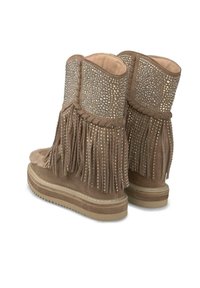 Botines de ante marrón con detalles de flecos, adornados con strass. Interior acolchado y suela de goma texturizada para mayor agarre.