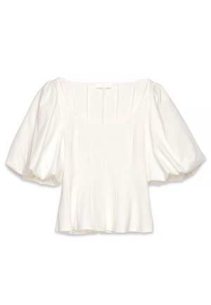 Blouse blanche raccourcie avec un décolleté carré, des manches courtes bouffantes, des détails de couture verticaux et un tissu lisse et léger.