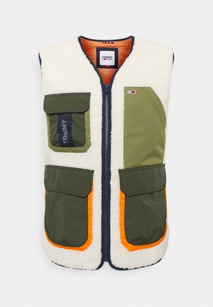 Veste sans manches en polaire blanche avec poches plaquées vertes, bordure orange, fermeture éclair sur le devant et logo Tommy Jeans sur la poche poitrine.