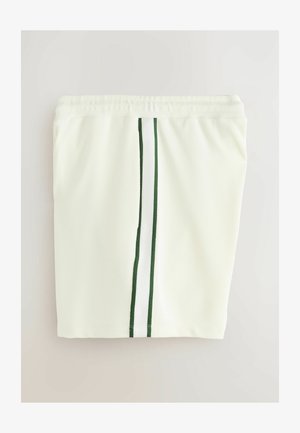 Weiße Mesh-Sportshorts mit elastischem Bund, ausgestattet mit einem grünen Seitenstreifen und strukturiertem Material.
