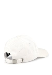Witte pet met een gevlekt patroon, gebogen rand en een verstelbare metalen sluiting aan de achterkant voor een stevige pasvorm.