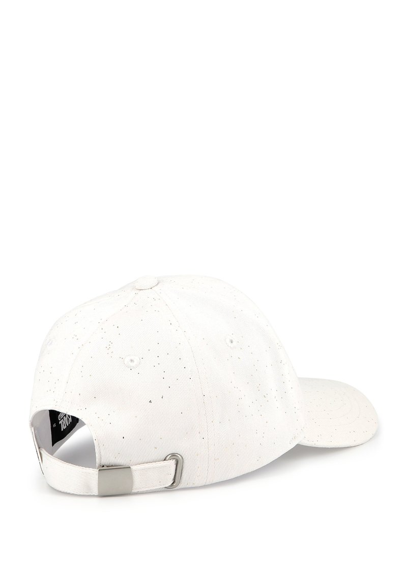 Gorra blanca con un patrón moteado, visera curvada y una hebilla metálica ajustable en la parte trasera para un ajuste seguro.