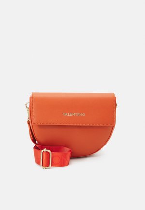 Sac à main Valentino orange demi-lune avec fermeture à rabat, logo doré et bandoulière orange assortie réglable avec boucle dorée, sur fond blanc.