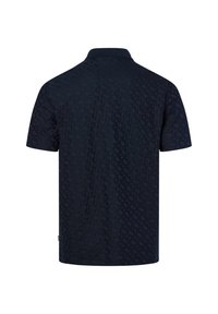 Dunkelmarineblaue kurzärmelige Poloshirt mit subtiler Diamantmusterstruktur, von hinten auf einem weißen Hintergrund dargestellt.
