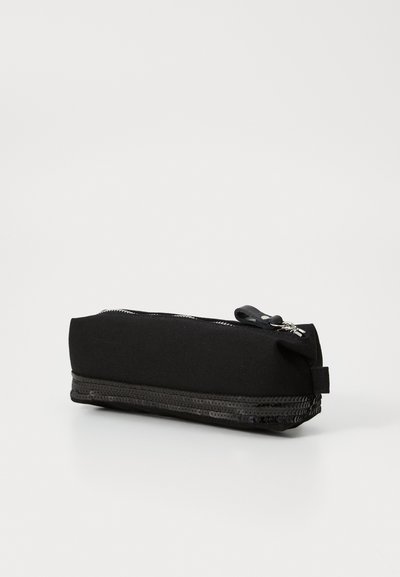 Trousse noire avec fermeture éclair, fabriquée en tissu. Caractérisée par une surface lisse, un fond texturé avec une bande de sequins et une petite boucle.