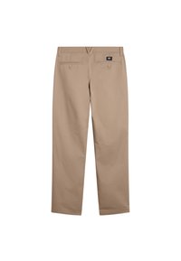 Chinos beige con un diseño de pierna recta, que cuentan con dos bolsillos traseros con cierres de botón y un parche de logo en la cintura.