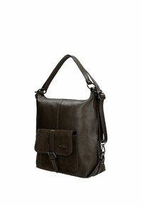 Hnědá kožená taška přes rameno s texturovaným povrchem, která má přední semišovou kapsu a nastavitelný popruh pro všestranné použití.