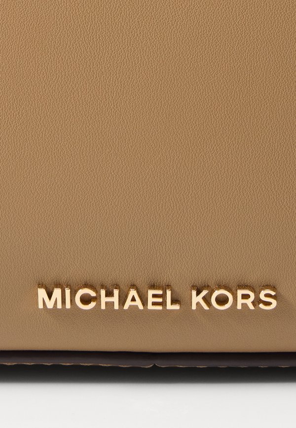 EMPIRE CHAIN POUCHETTE - Handbag - husk3