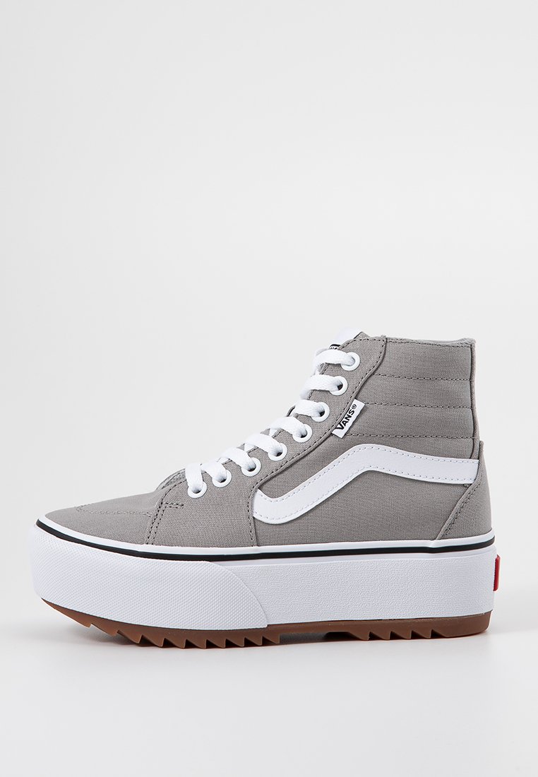 Zapatilla alta gris con acentos blancos, suela de goma y tejido texturizado. Presenta ojales, cordones y un parche de logo en negro y rojo.