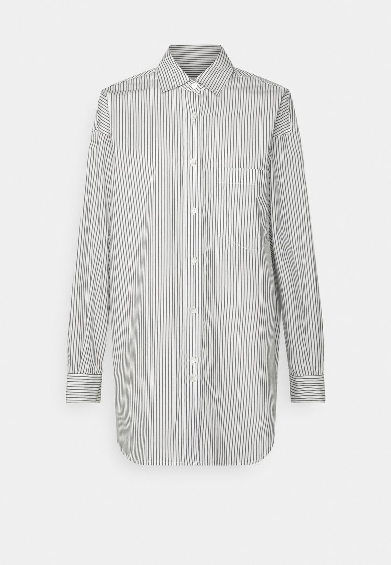 Chemise blanche à manches longues avec boutons, fines rayures verticales noires et une poche poitrine, présentée sur un fond clair uni.
