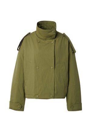 Olivengrüne, kürzere Jacke mit hohem Kragen, doppelten Knöpfen, Seitentaschen und Schulterriemen. Weicher, strukturierter Stoff.