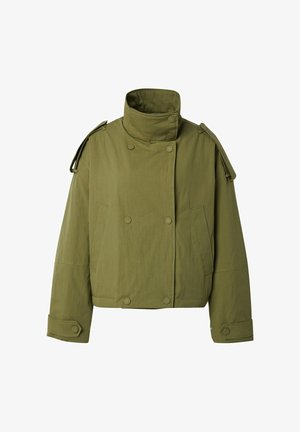 Olivengrüne, kürzere Jacke mit hohem Kragen, doppelten Knöpfen, Seitentaschen und Schulterriemen. Weicher, strukturierter Stoff.