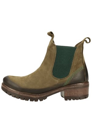 Stivaletto in suede marrone con pannello laterale in elastico verde, dettagli testurizzati, punta rotonda e tacco di legno impilato. Suola in gomma per una buona aderenza.