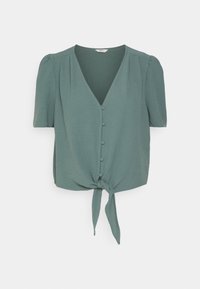 Blouse à manches courtes et col en V en tissu vert pâle, avec des boutons sur le devant et un nœud noué à la taille. Finition texturée.