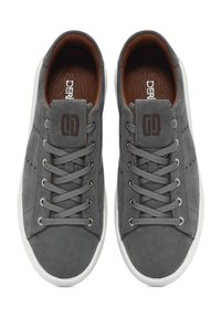 Baskets en daim gris avec des lacets gris, semelle extérieure blanche et doublure intérieure marron. Les caractéristiques incluent un logo sur la languette et des perforations sur les côtés.