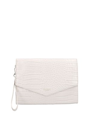 Witte clutch met krokodillenstructuur, polsbandje en envelopklep, klein Ted Baker London-logo aan de voorkant in het midden.