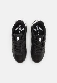 Zapatillas negras con una parte superior de cuero texturizado, acentos blancos, diseño clásico de cordones y una plantilla acolchada con gráficos en contraste.