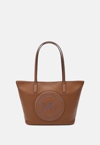 Borsa tote in pelle marrone con superficie testurizzata, logo circolare in rilievo con "Michael Kors" e "NY" al centro, e doppi manici piatti.