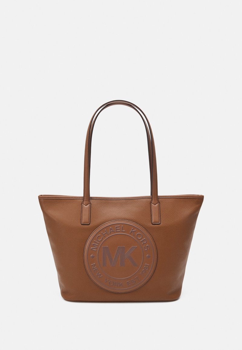 Borsa tote in pelle marrone con superficie testurizzata, logo circolare in rilievo con "Michael Kors" e "NY" al centro, e doppi manici piatti.
