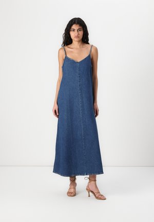 Denim maxikjole med tynne spaghetti-stropper, V-hals, A-linje silhuett, og en sømdetalj som går vertikalt nedover midten.