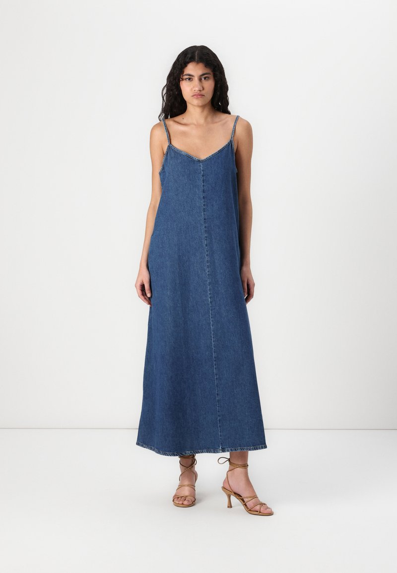 Denim maxikjole med tynne spaghetti-stropper, V-hals, A-linje silhuett, og en sømdetalj som går vertikalt nedover midten.