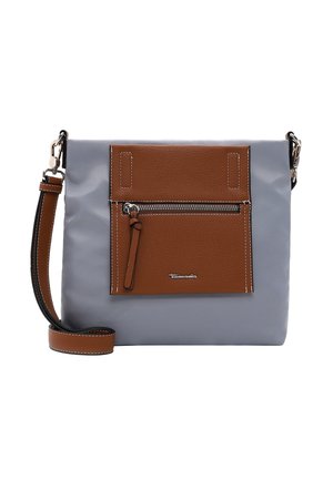 Sac bandoulière gris avec poche avant en cuir marron et sangle assortie, équipé d'une fermeture éclair et de ferrures argentées.