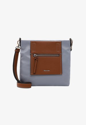 Grå skuldertaske med brun læderlomme foran og rem, med lynlås og hardware i sølvfarve.