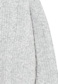 Lichtgrijze sweater van een gestructureerde breisel, met een kabelpatroon en ribbel-details op de mouwen en de zoom.