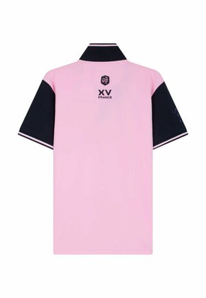 Polo en tissu rose avec des manches bleu marine, présentant un logo noir et le texte "XV FRANCE". Le col a des rayures blanches.